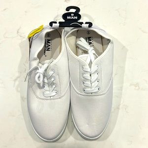 BNWT white casual shoes Men’s 9/Women’s 10.5